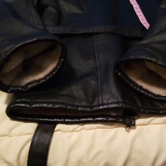 Woman's leather jacket - Picture 7 of 8